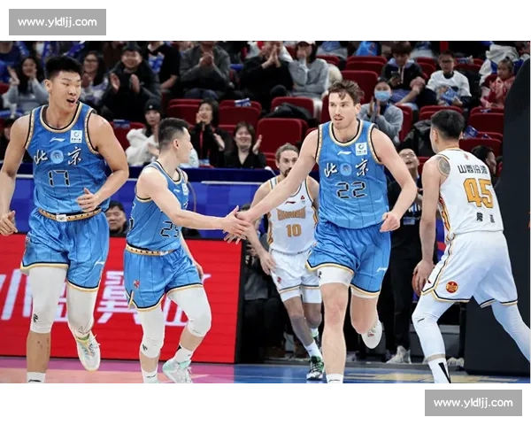 CBA北京男篮迎战青岛队季后赛席位争夺焦点之夜攻防对决引爆全场 CBA北京男篮迎战青岛队季后赛席位争夺焦点之夜攻防对决引爆全场